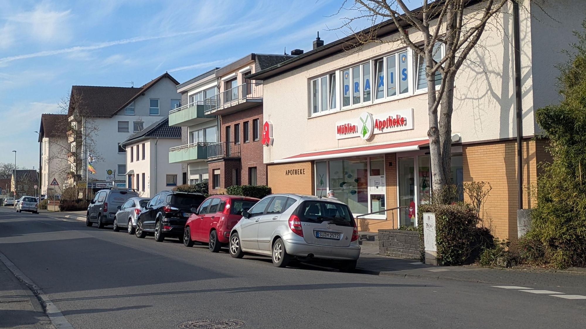 Derzeit parken fast immer Autos vor der Apotheke - meist Dauerparker aus der Nachbarschaft.