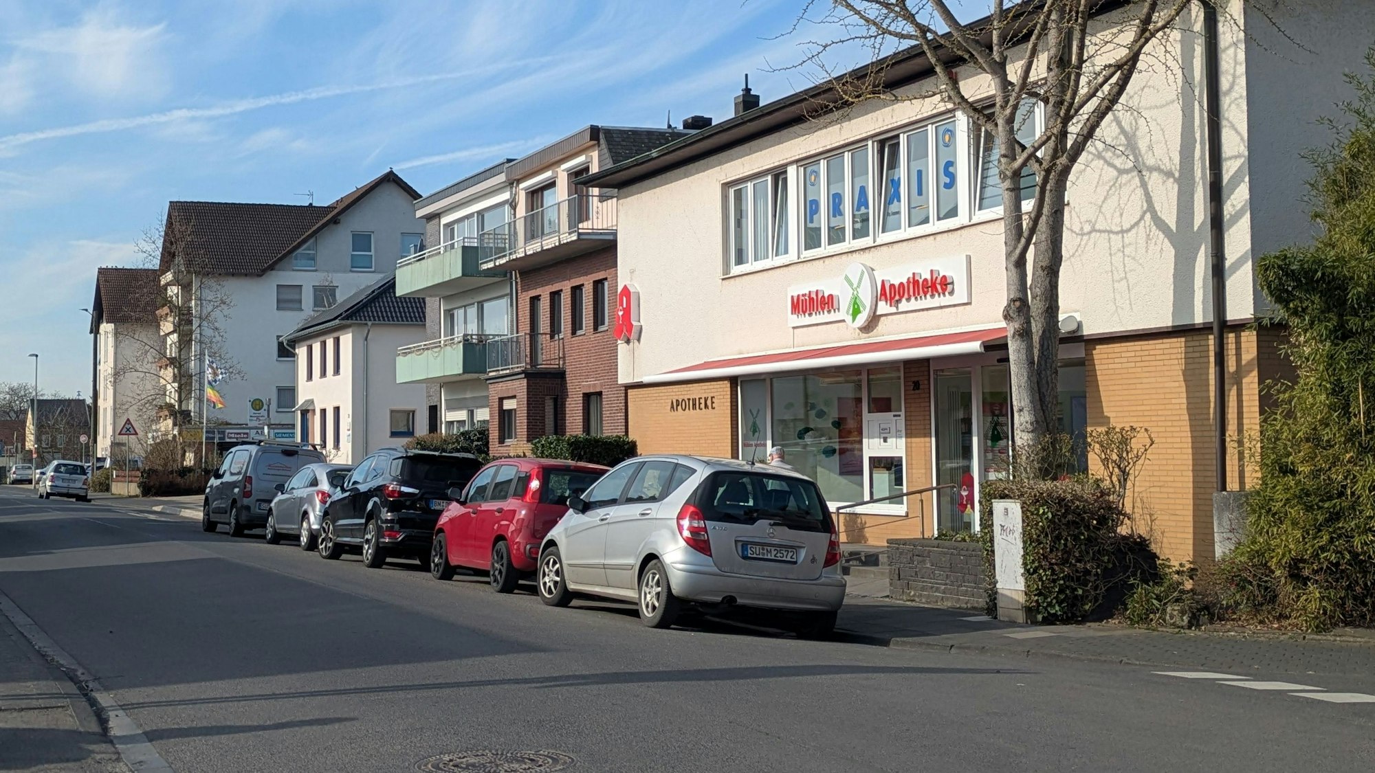 Derzeit parken fast immer Autos vor der Apotheke - meist Dauerparker aus der Nachbarschaft.