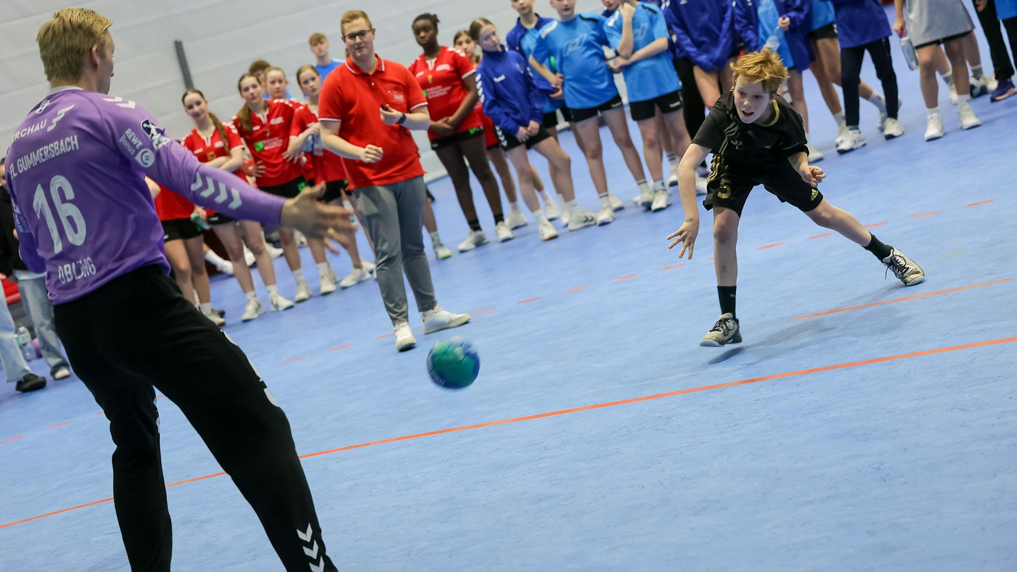 Tim Derksen wirft den Ball vom Siebenmeterpunkt auf Bertram Obling.