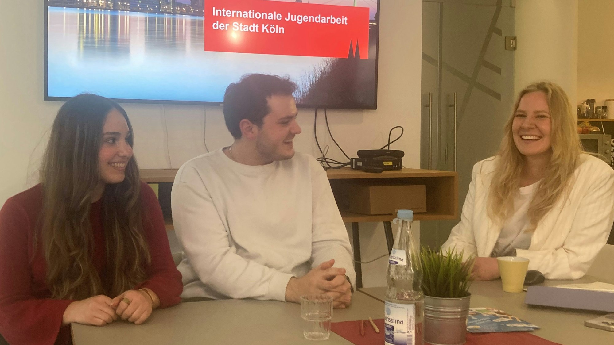 Drei Teilnehmer von internationalen Jugendprojekten.