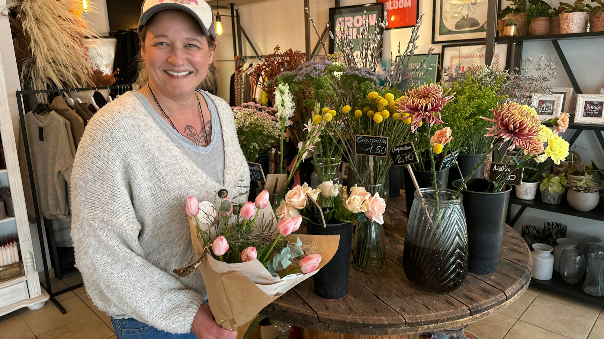 Eine Frau in einem Blumengeschäft.