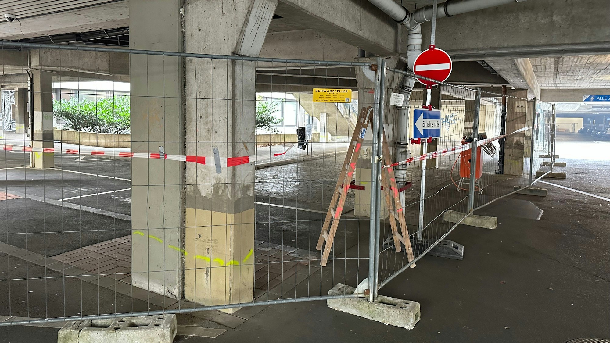 Die Parkpfläche unter dem Karl-Gatzweiler-Platz wird saniert. Bauzäune sperren erste Bereiche ab.