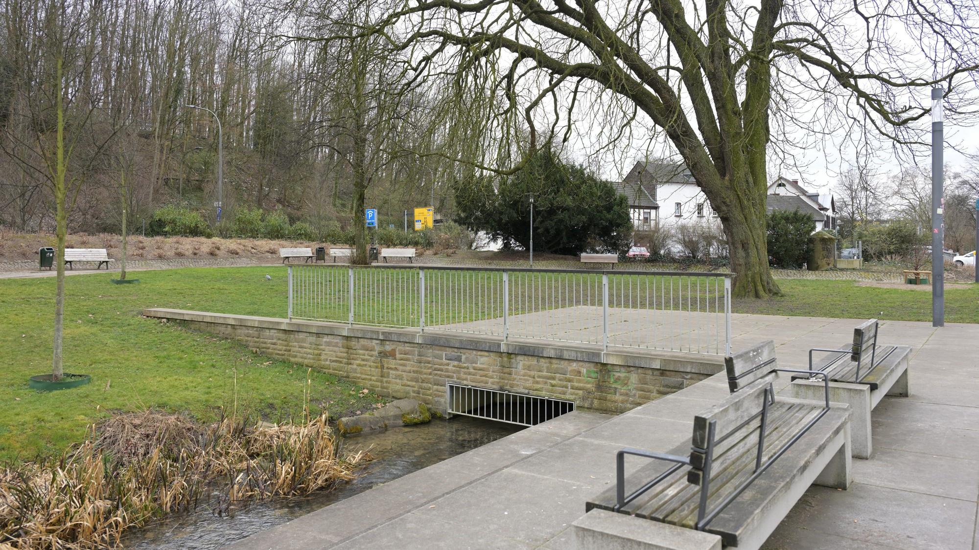 Forum Park mit Brücke über die Strunde.