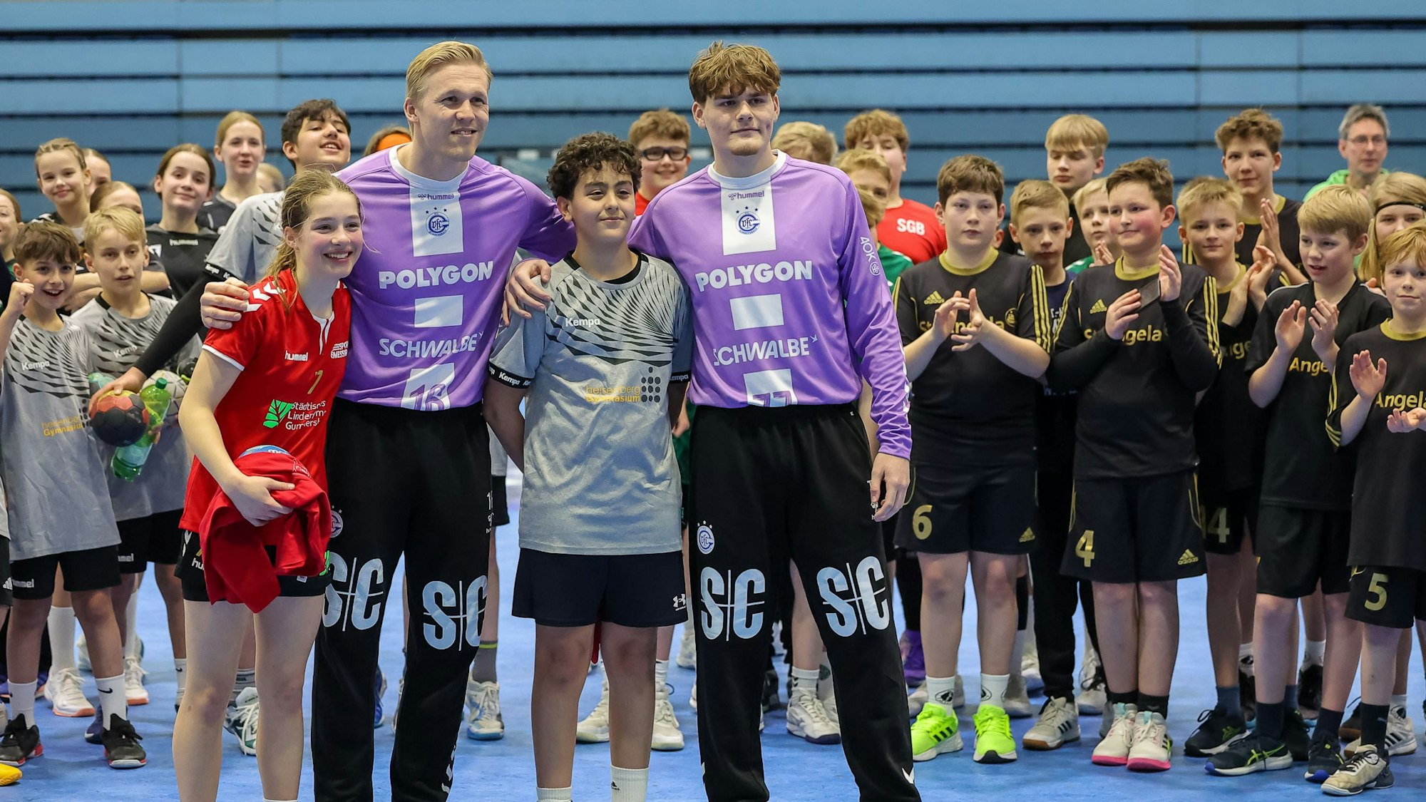 Die Sieger und die VfL-Torhüter stehen in einer Reihe vor den Schulmannschaften.