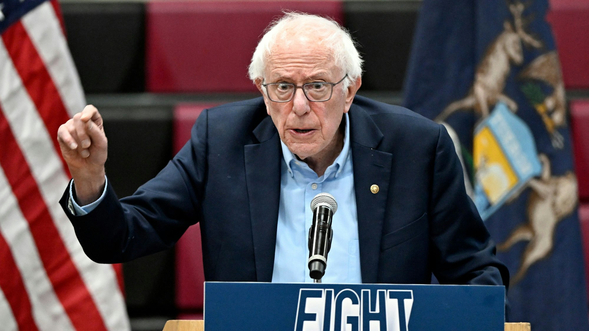 Senator Bernie Sanders spricht während einer Veranstaltung zum Thema „Stoppt die Oligarchie“ in Warren.