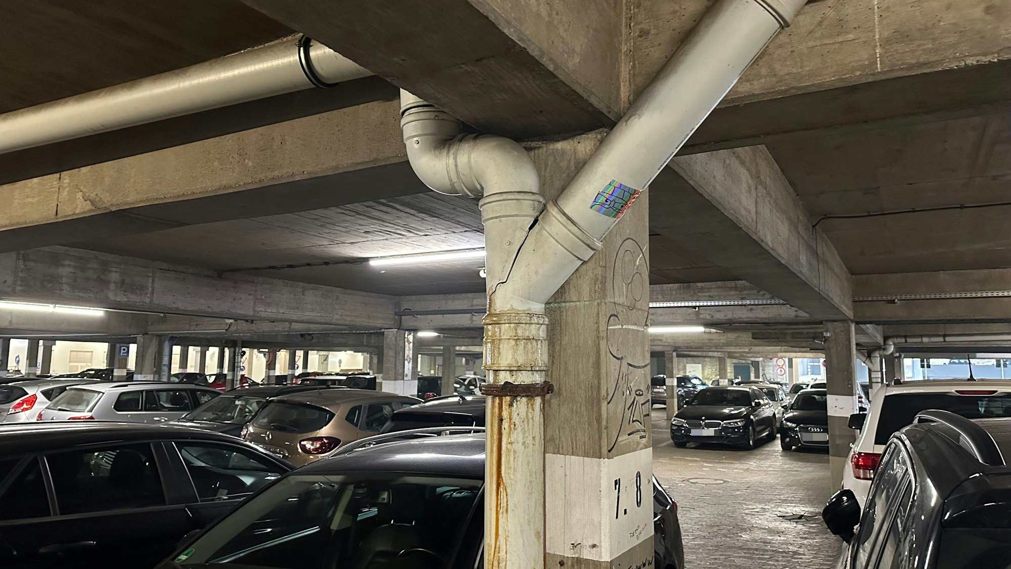 Keine optimale Beleuchtung, Rost und Schäden am Beton sind auf der Parkfläche unter dem Karl-Gatzweiler-Platz zu erkennen.