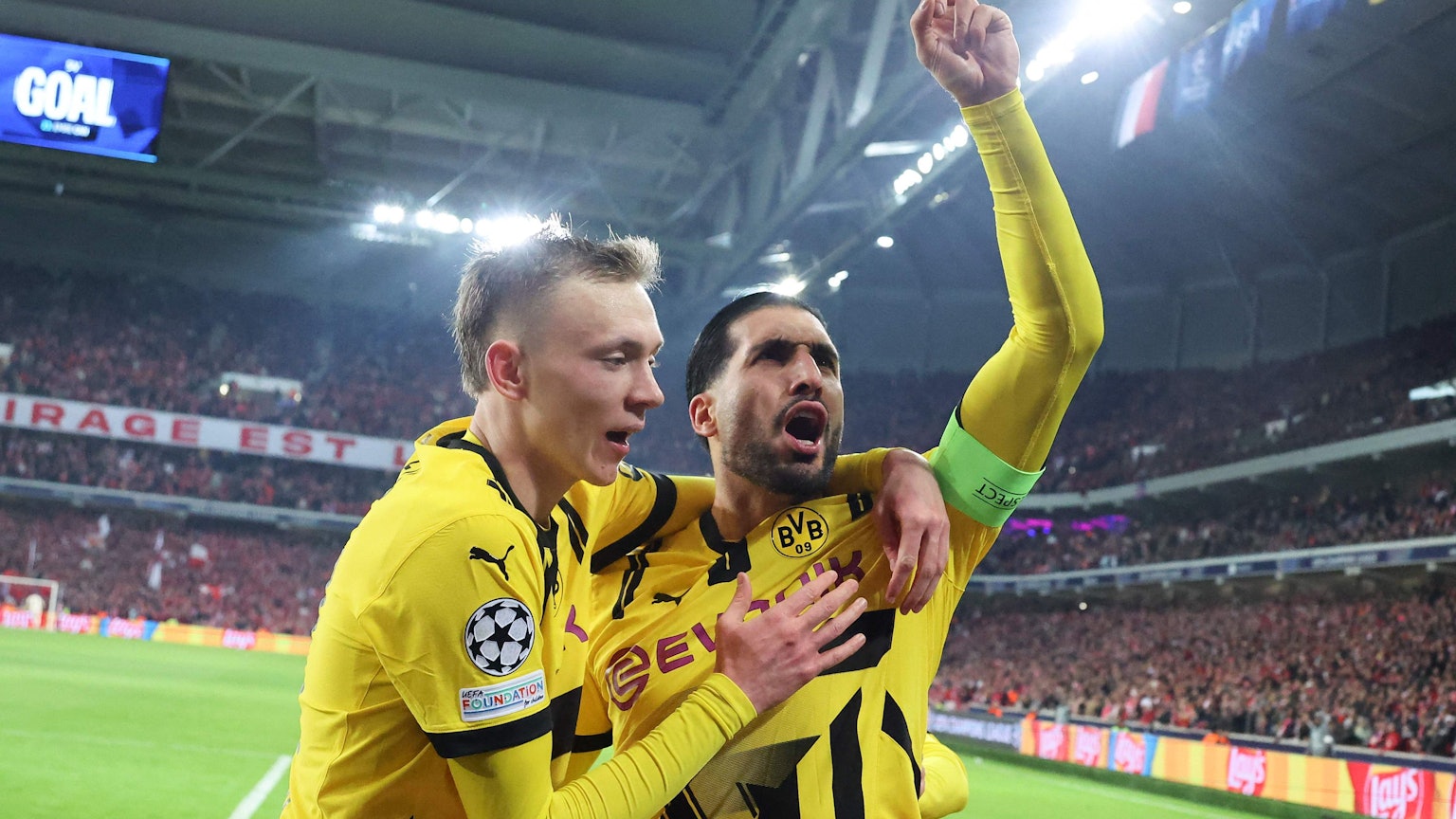 Maximilian Beier (l) und Emre Can von Borussia Dortmund bejubeln das Tor zum zwischenzeitlichen 1:1.