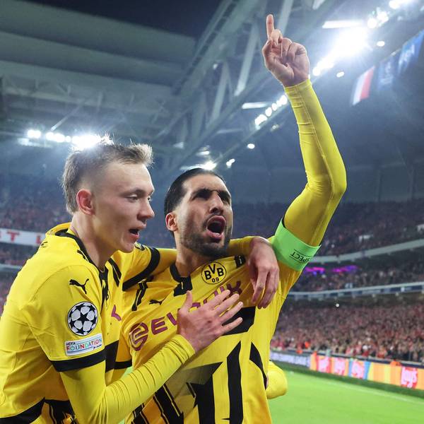 Maximilian Beier (l) und Emre Can von Borussia Dortmund bejubeln das Tor zum zwischenzeitlichen 1:1.