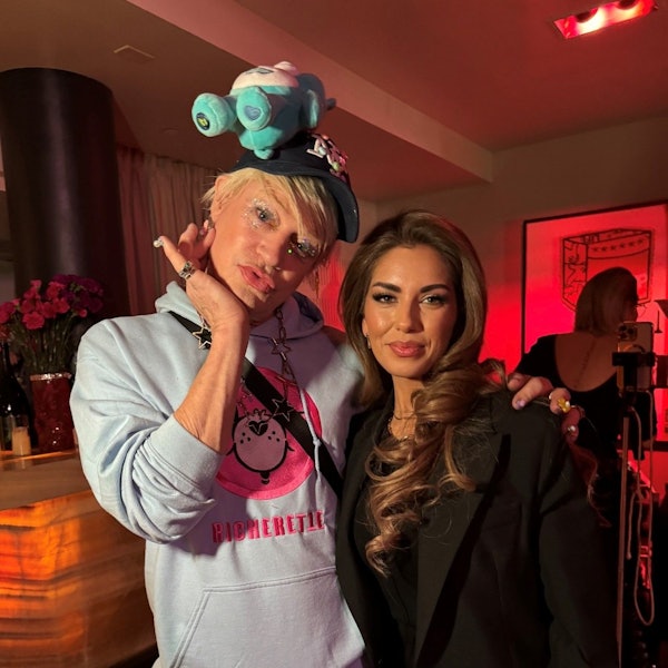 Das Bild zeigt Yasemin Gök mit dem Designer Richie Rich.