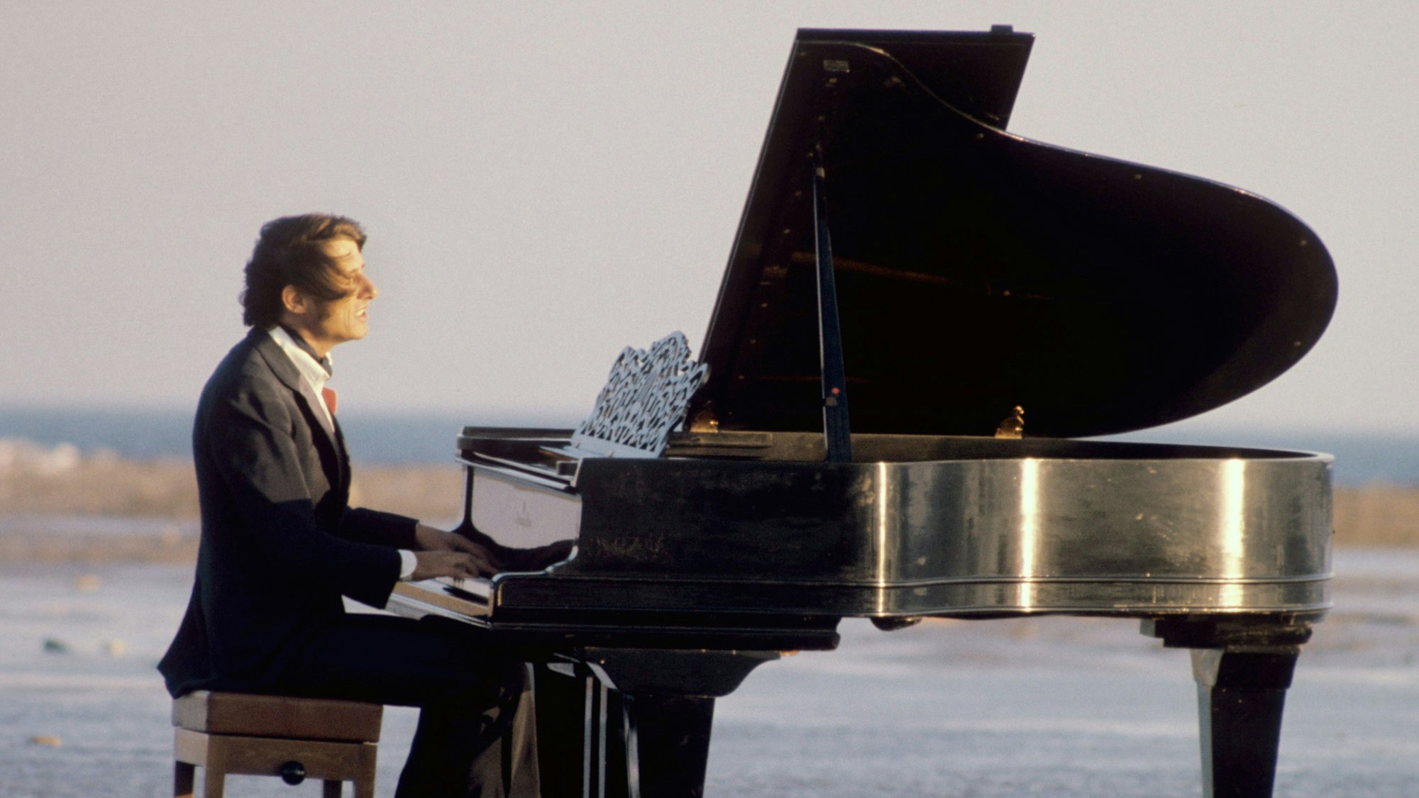 Udo Jürgens spielt1973 während der Dreharbeiten für eine Show am Klavier.