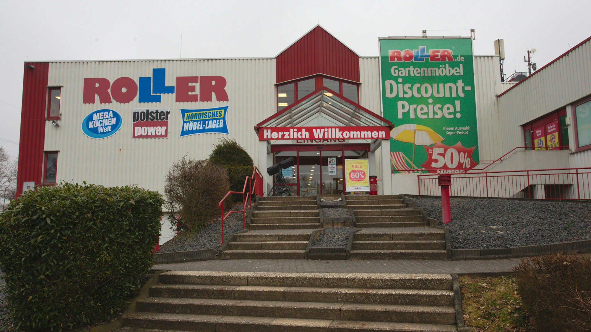 Außenansicht des Möbelhauses Roller.