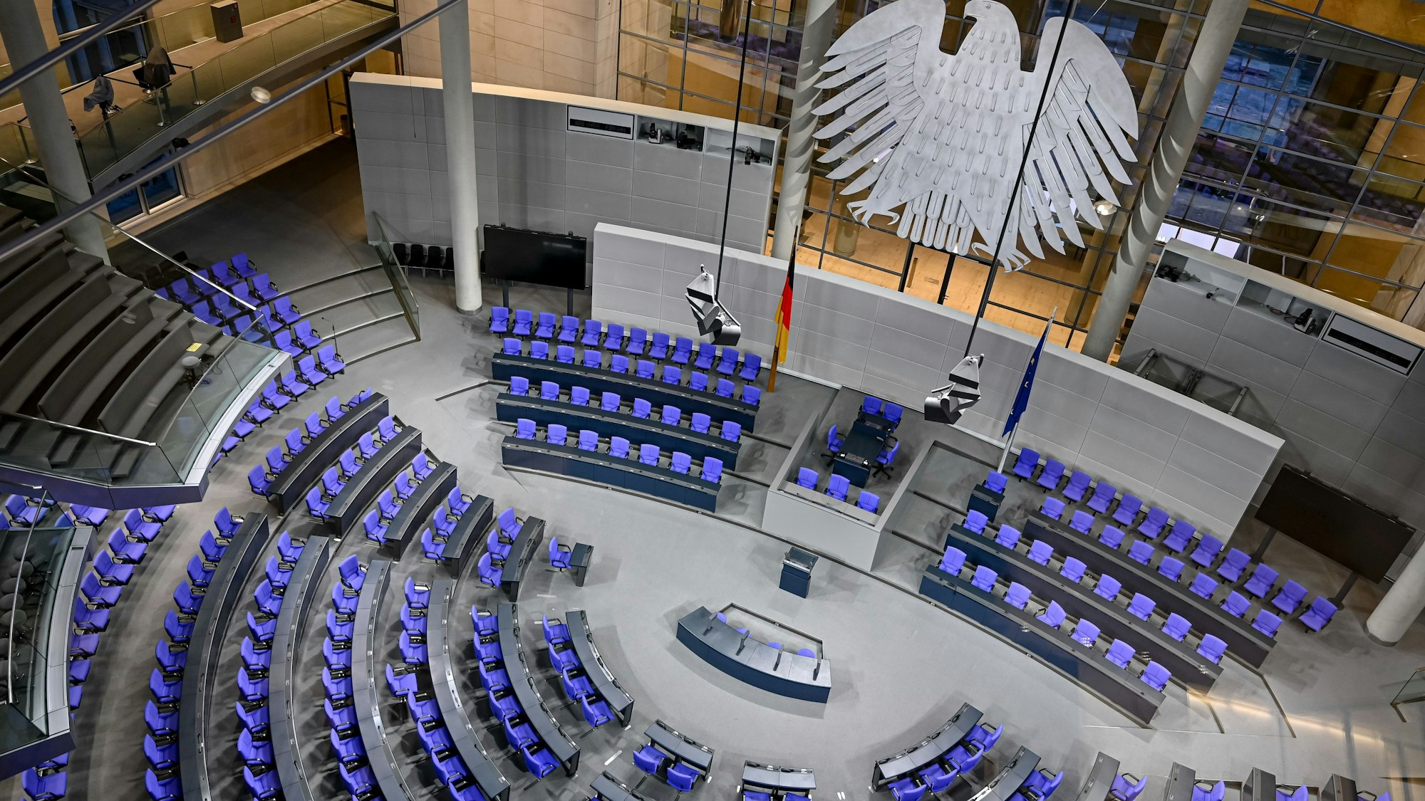 Der Plenarsaal des Deutschen Bundestages ist am Morgen nach der Wahl leer.