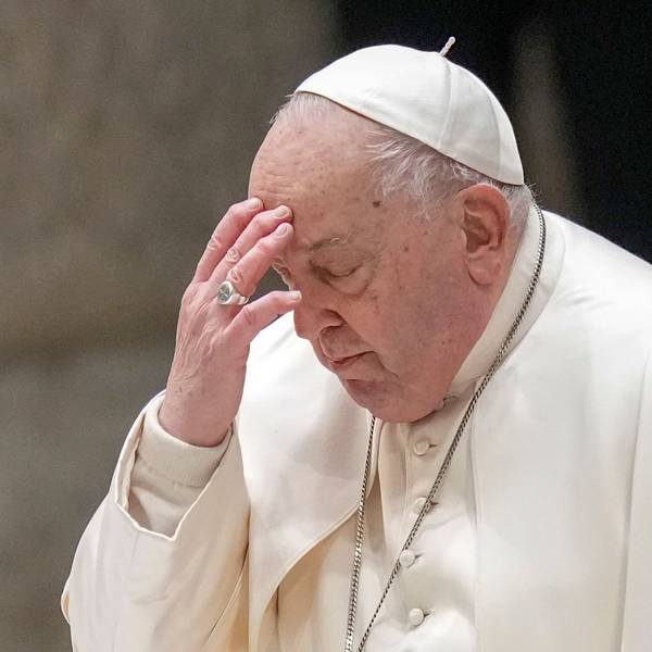 Der Papst bekreuzigt sich.
