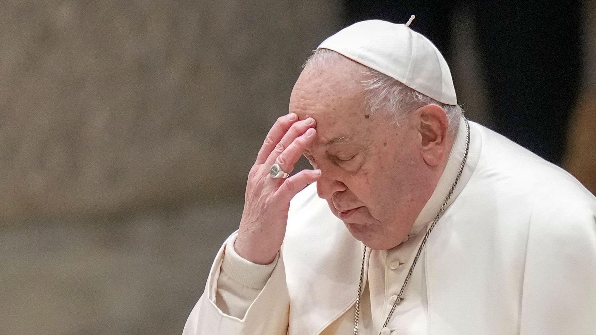 Der Papst bekreuzigt sich.