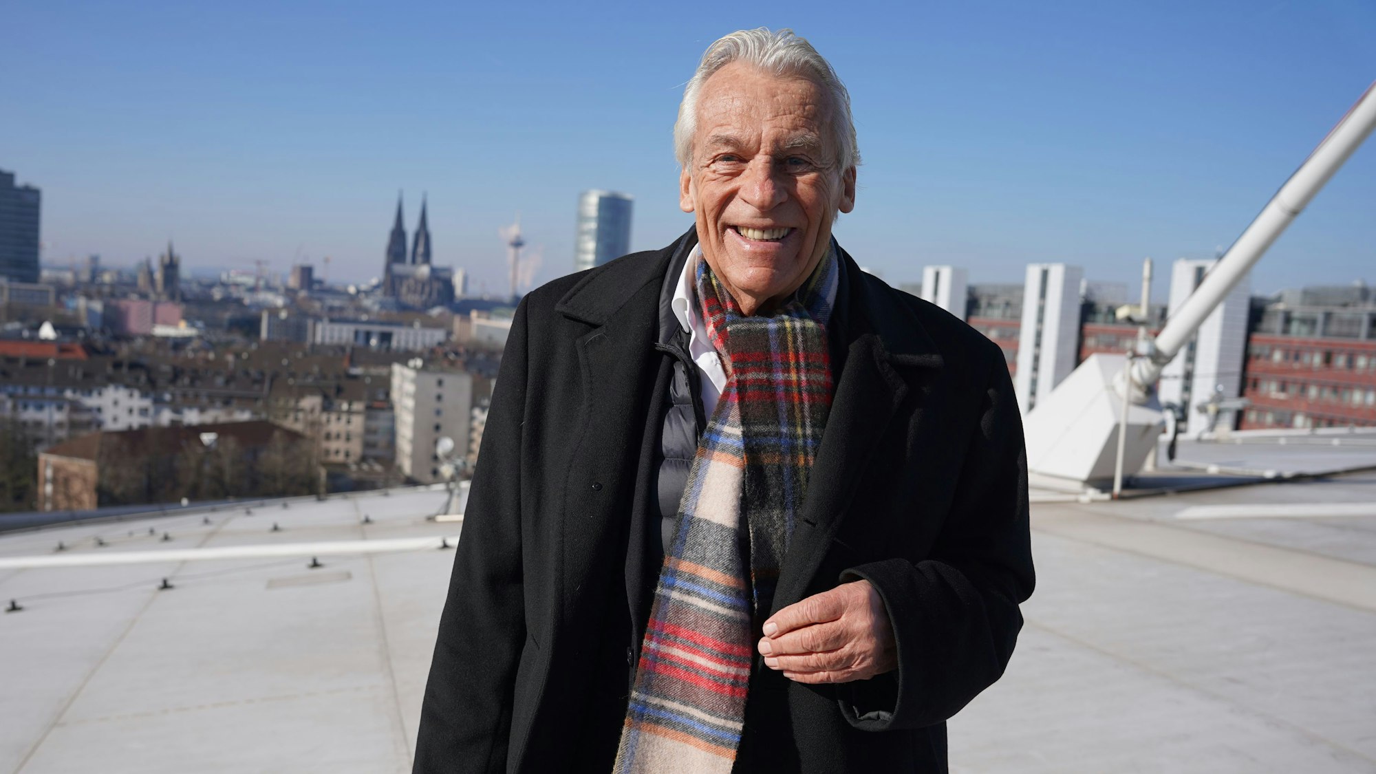 Pepe Lienhard steht auf dem Dach der Lanxess-Arena, hinter im der Dom.