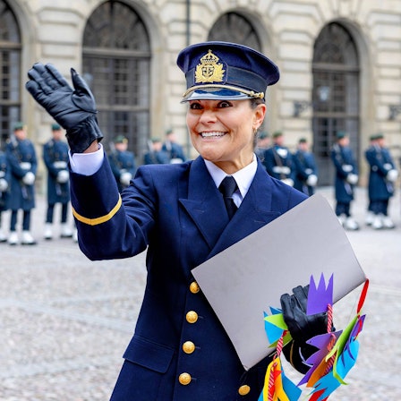 Kronprinzessin Victoria winkt bei den Feierlichkeiten in Stockholm.