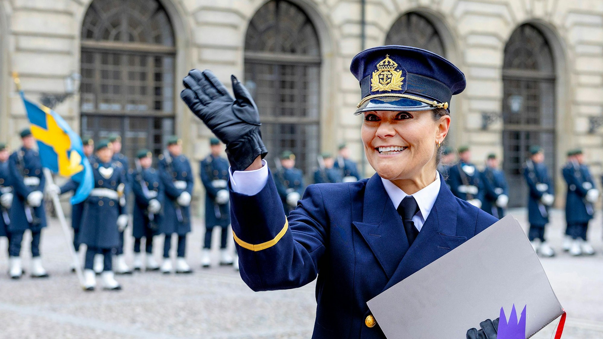 Kronprinzessin Victoria winkt bei den Feierlichkeiten in Stockholm.