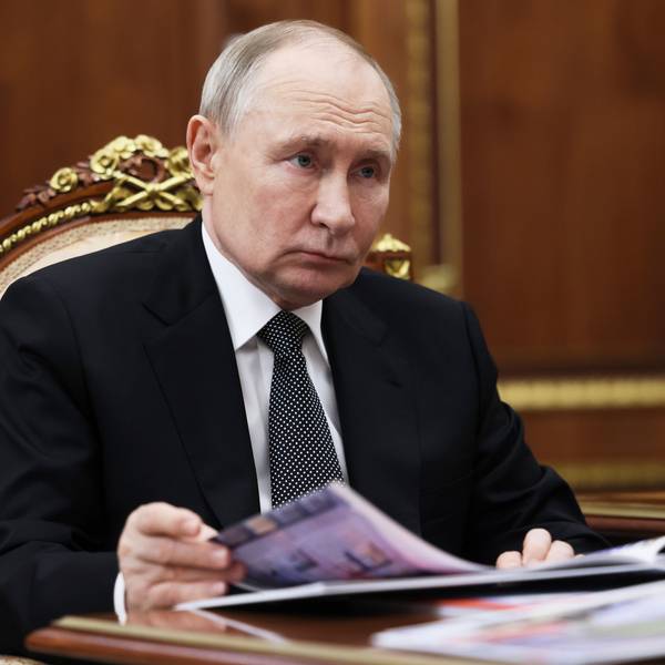 10.03.2025, Russland, Moskau: Der russische Präsident Wladimir Putin spricht mit Makhonin, Gouverneur des Gebiets Perm, während ihres Treffens im Kreml. Foto: Mikhail Metzel/Pool Sputnik Kremlin via AP/dpa +++ dpa-Bildfunk +++
