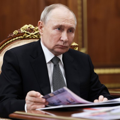 10.03.2025, Russland, Moskau: Der russische Präsident Wladimir Putin spricht mit Makhonin, Gouverneur des Gebiets Perm, während ihres Treffens im Kreml. Foto: Mikhail Metzel/Pool Sputnik Kremlin via AP/dpa +++ dpa-Bildfunk +++