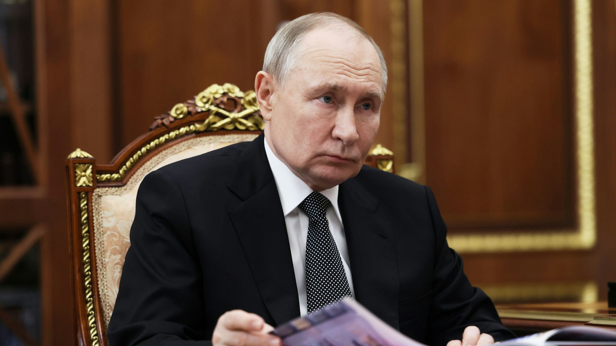 10.03.2025, Russland, Moskau: Der russische Präsident Wladimir Putin spricht mit Makhonin, Gouverneur des Gebiets Perm, während ihres Treffens im Kreml. Foto: Mikhail Metzel/Pool Sputnik Kremlin via AP/dpa +++ dpa-Bildfunk +++