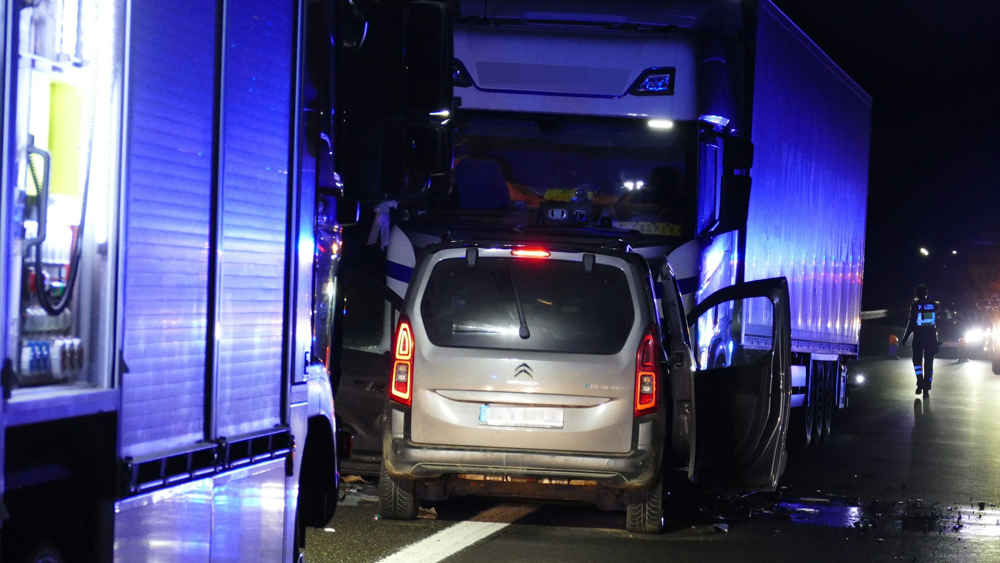 Ein Auto ist auf der Autobahn frontal mit einem Lkw zusammengestoßen.