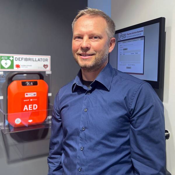 In der Apotheke von Phillip Leugermann in Porz-Eil hängt jetzt ein Defibrillator.
