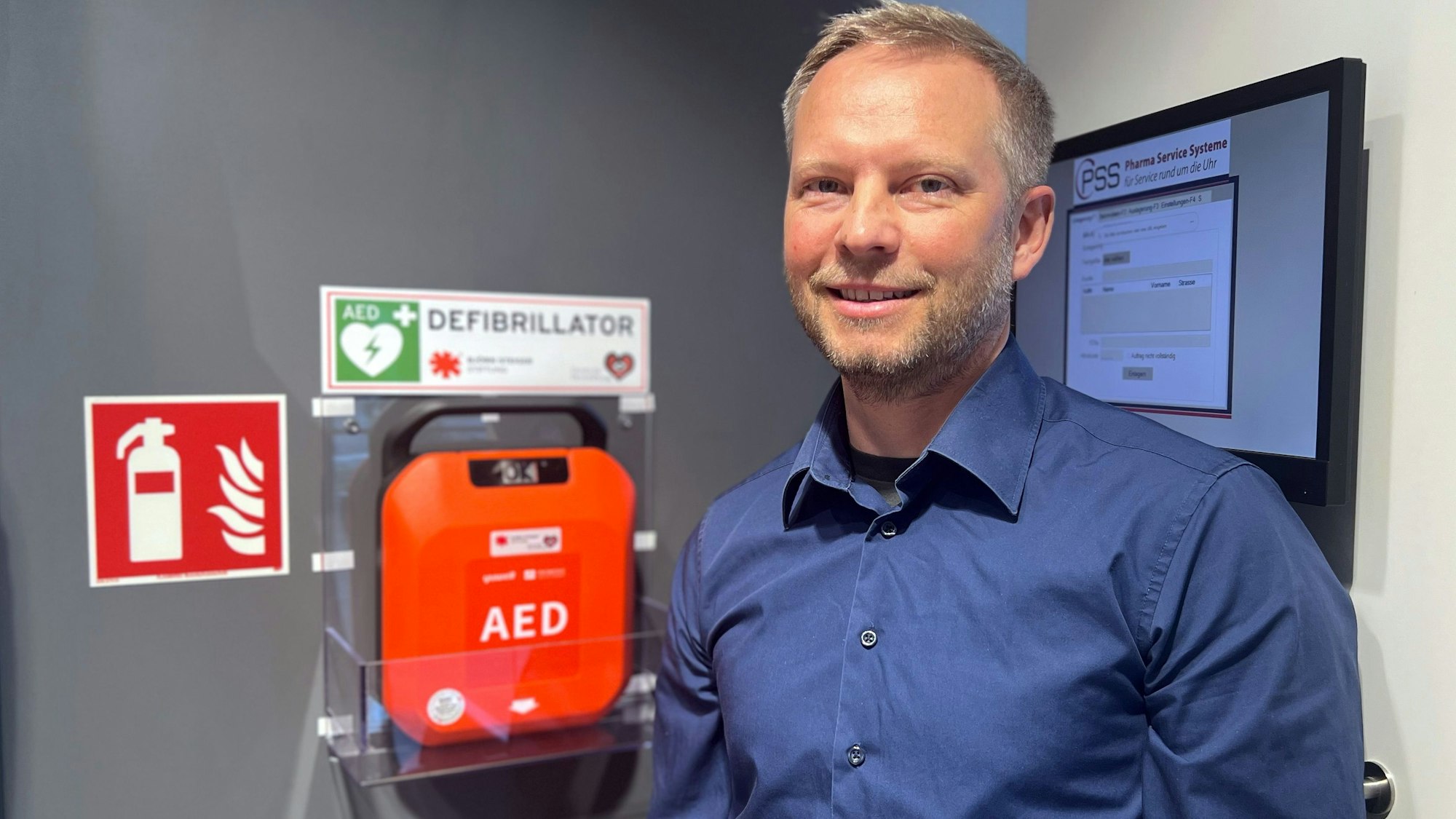 In der Apotheke von Phillip Leugermann in Porz-Eil hängt jetzt ein Defibrillator.