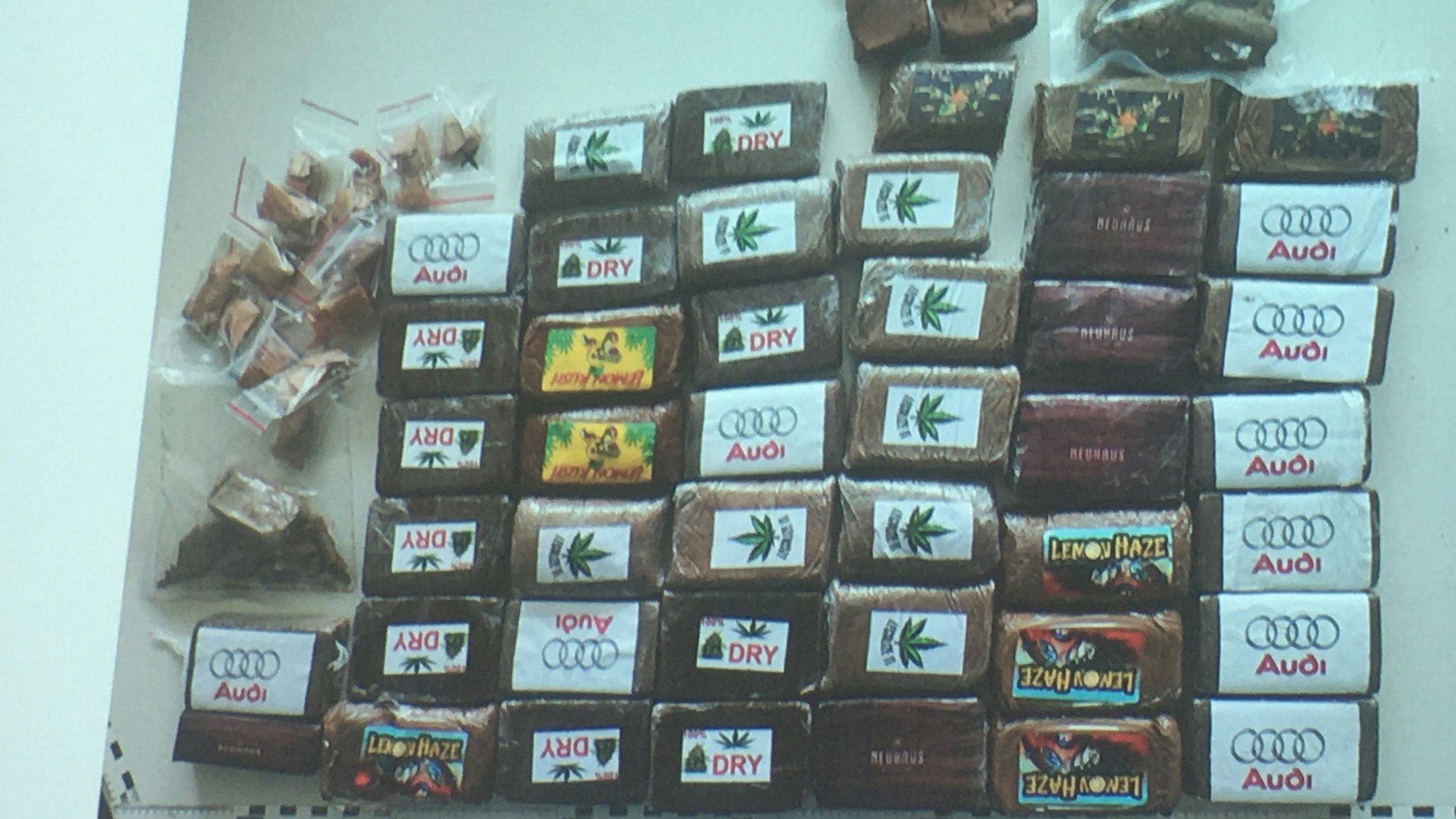 Die Polizei hat in einem Verfahren zahlreiche Drogen in Tüten sichergestellt.