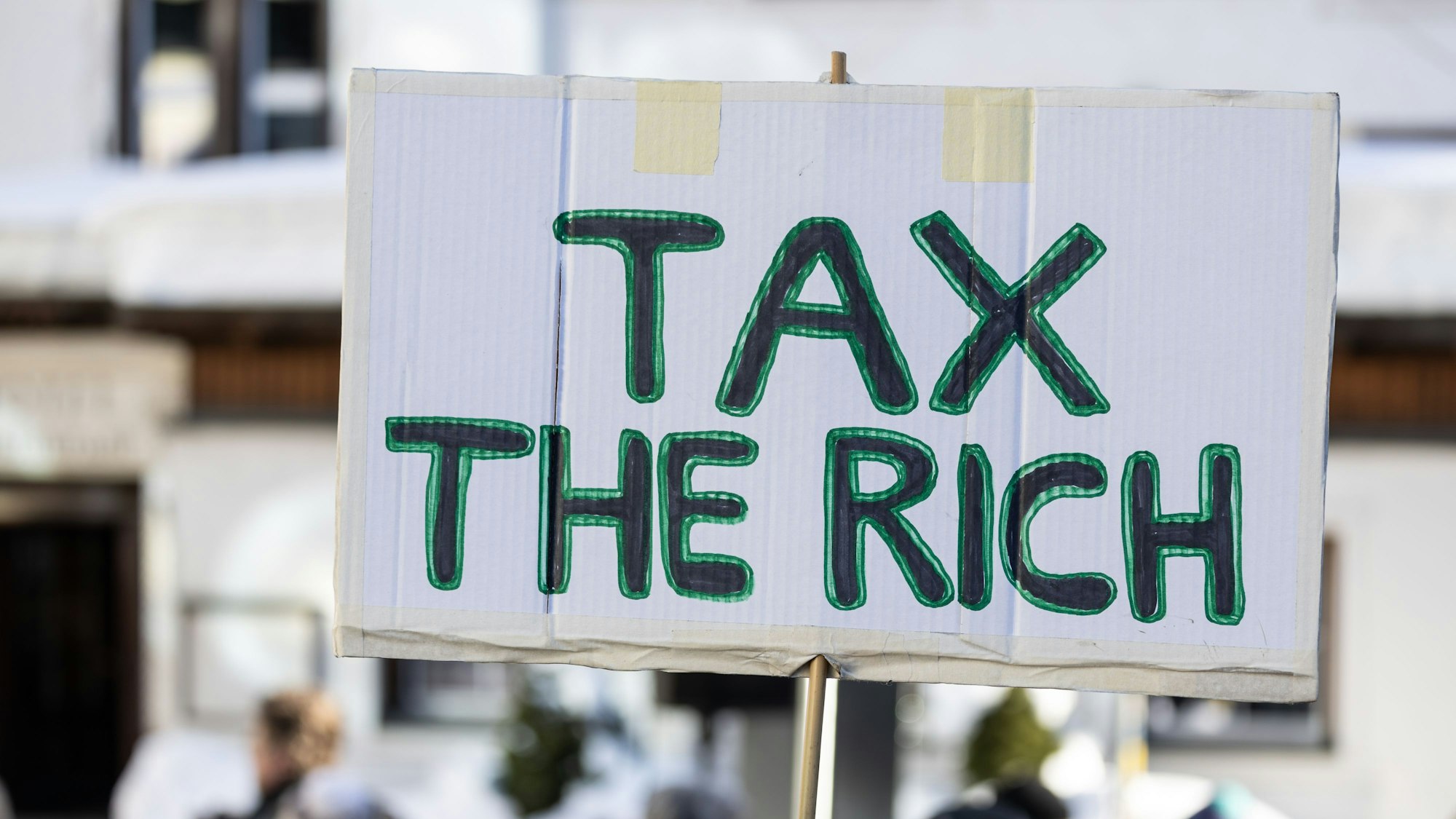 Auf einem Schild steht «Tax the rich». Hunderte Menschen demonstrierten für Klimagerechtigkeit unter dem Titel «Strike WEF» in Davos. Die Demonstranten kritisieren dabei das World Economic Forum (WEF) in seiner Rolle und werfen den teilnehmenden Konzernen vor, dass diese aktuelle Krisen anfeuern und davon profitieren.