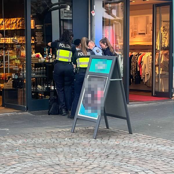 Vier Polizisten umringen einen Verdächtigen.