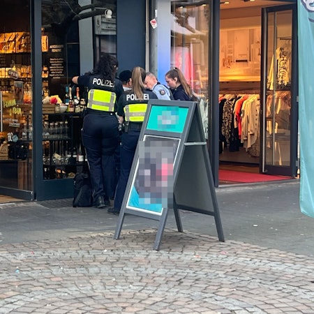 Vier Polizisten umringen einen Verdächtigen.