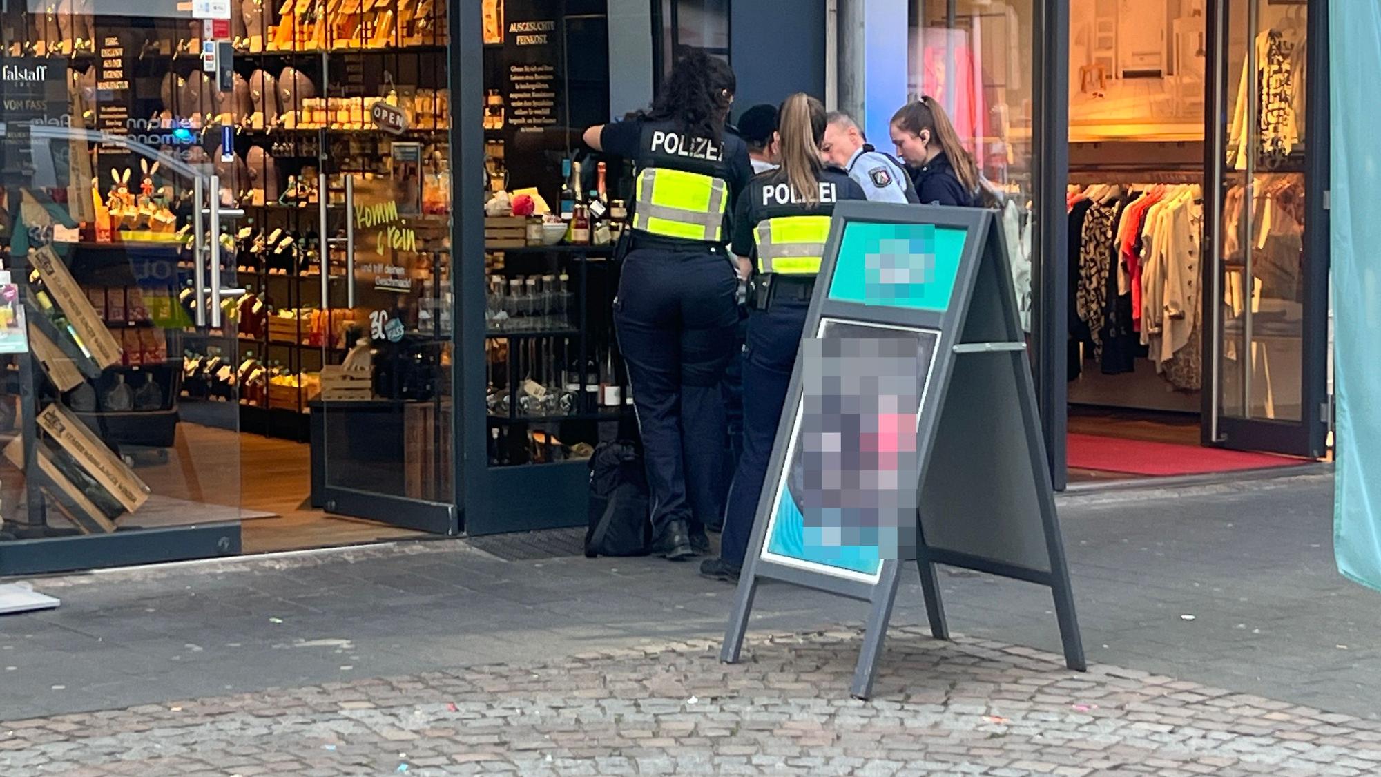 Vier Polizisten umringen einen Verdächtigen.
