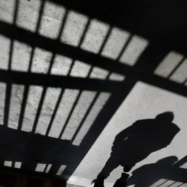 Ein Mann geht nach einem Rundgang durch die Justizvollzugsanstalt in den Außenbereich.