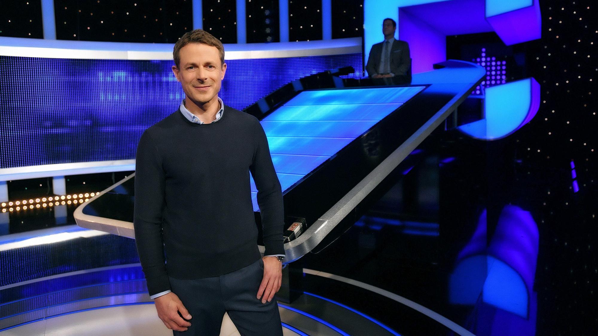 Moderator Alexander Bommes steht in der Studiokulisse von «Gefragt - Gejagt» (undatiert).