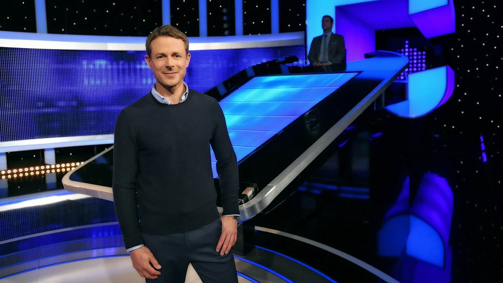 Moderator Alexander Bommes steht in der Studiokulisse von «Gefragt - Gejagt» (undatiert).