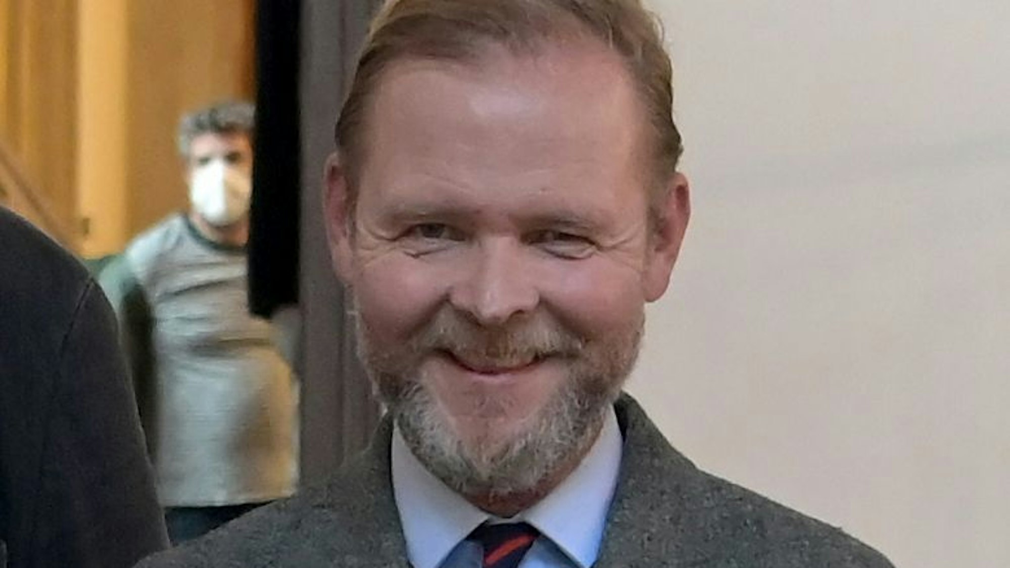 ARCHIV - 18.10.2021, Hessen, Frankfurt/M.: Christian Kracht steht auf einer Treppe im Kaisersaal. Ein Neuer Roman von Christian Kracht erscheint am Donnerstag (13.3.).
«Air» erscheint bei Kiepenheuer & Witsch und ist für den Preis der Leipziger Buchmesse nominiert. Foto: Sebastian Gollnow/dpa POOL/dpa +++ dpa-Bildfunk +++