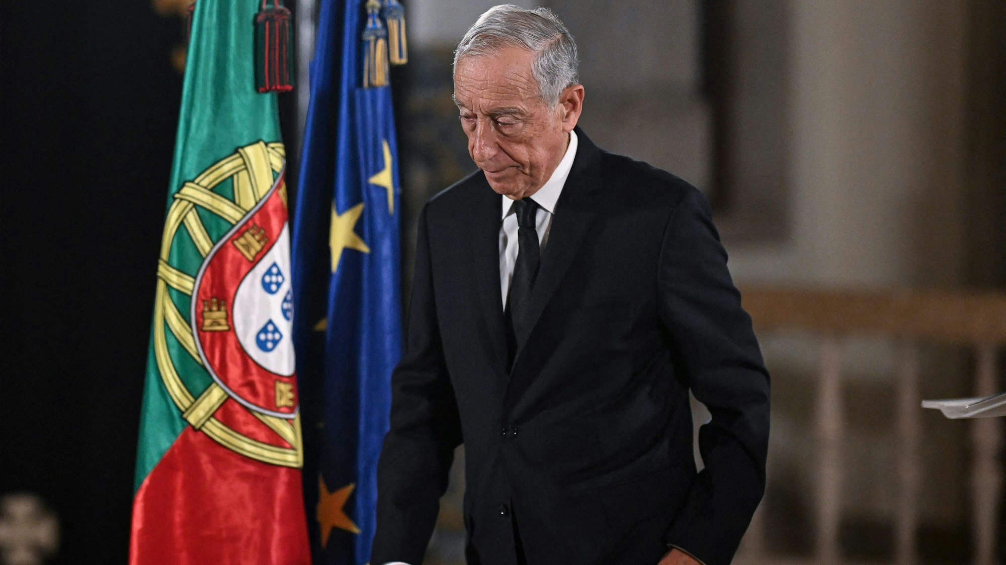 Der portugiesische Präsident Marcelo Rebelo de Sousa verlässt nach seiner Ankündigung an die Portugiesen den Belem-Palast.