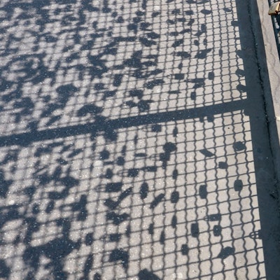 Der Schatten der Liebesschlösser auf dem Boden der Hohenzollernbrücke.