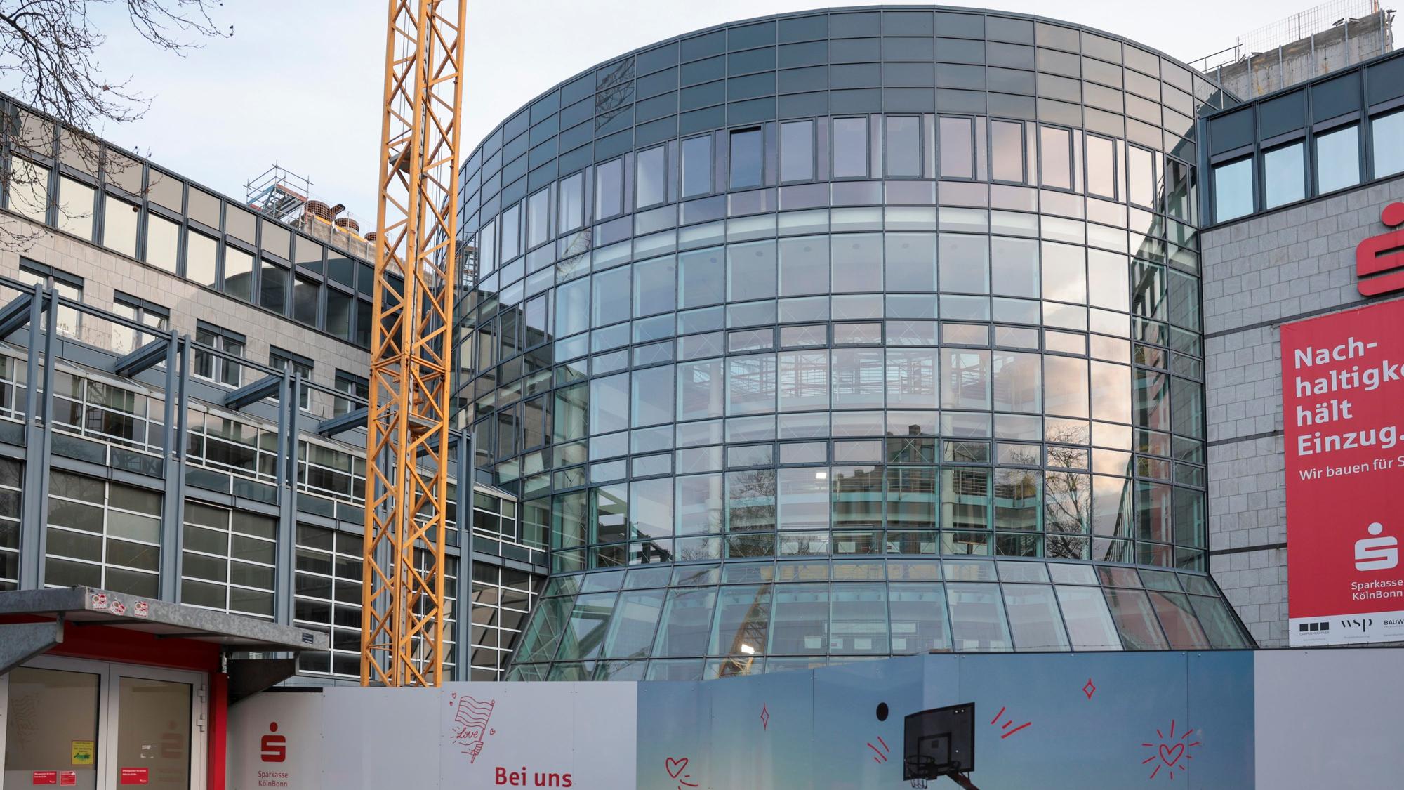 Die Zentrale der Sparkasse Köln Bonn am Rudolfplatz wird derzeit kräftig umgebaut.