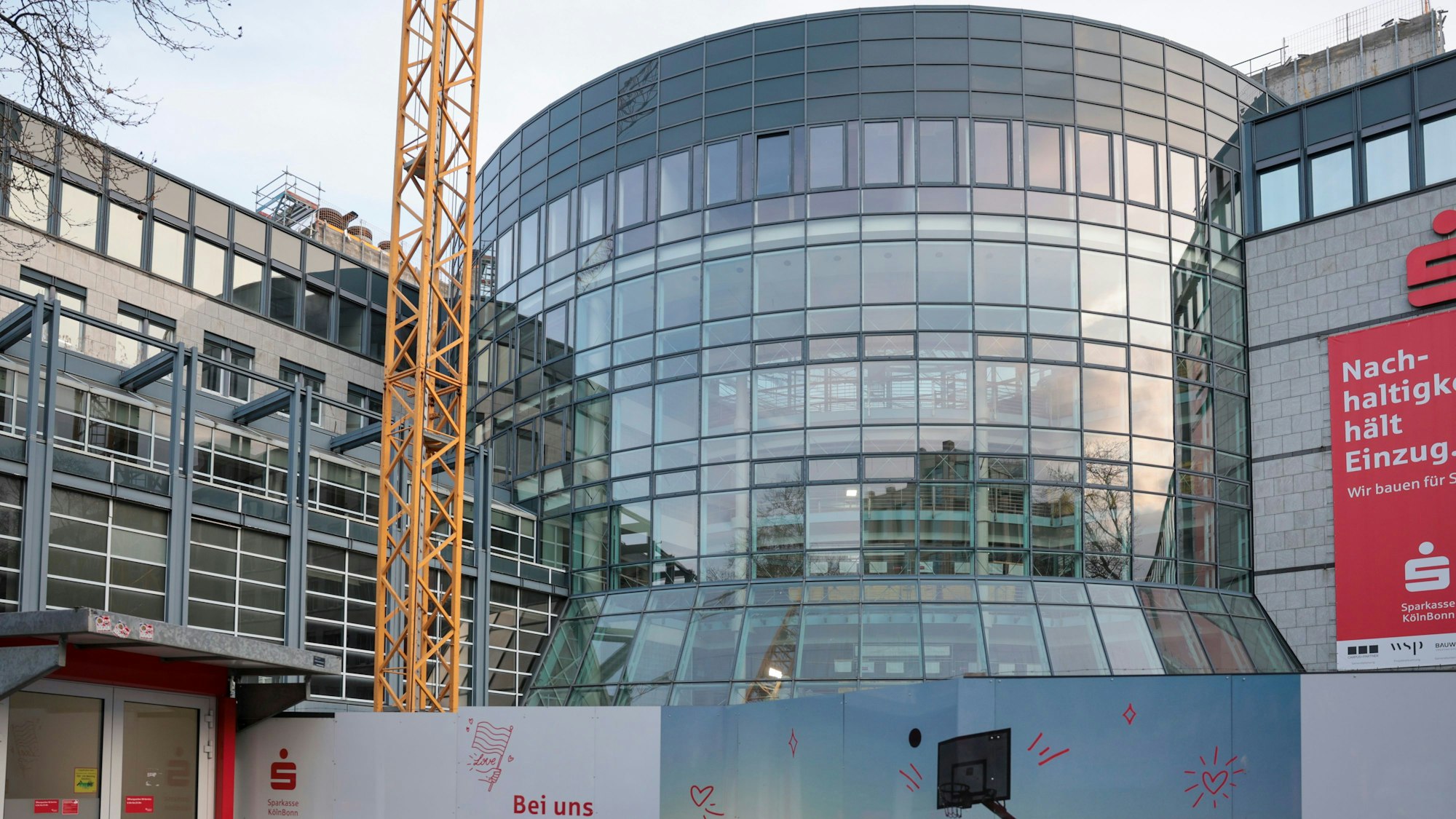 Die Zentrale der Sparkasse Köln Bonn am Rudolfplatz wird derzeit kräftig umgebaut.