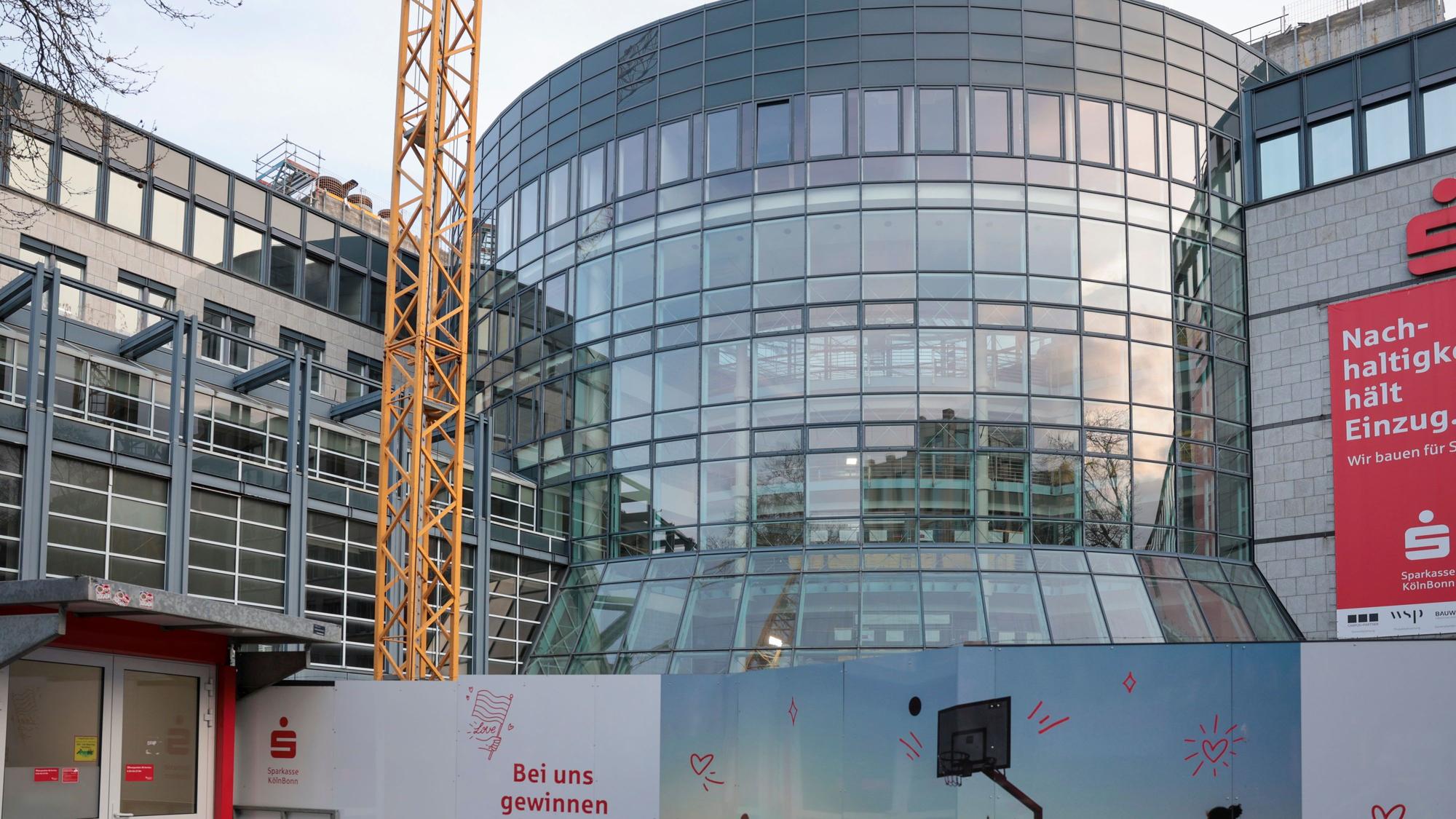 Die Arbeiten an der Filialdirektion Rudolfplatz der Sparkasse Köln Bonn laufen weitgehend nach Plan.