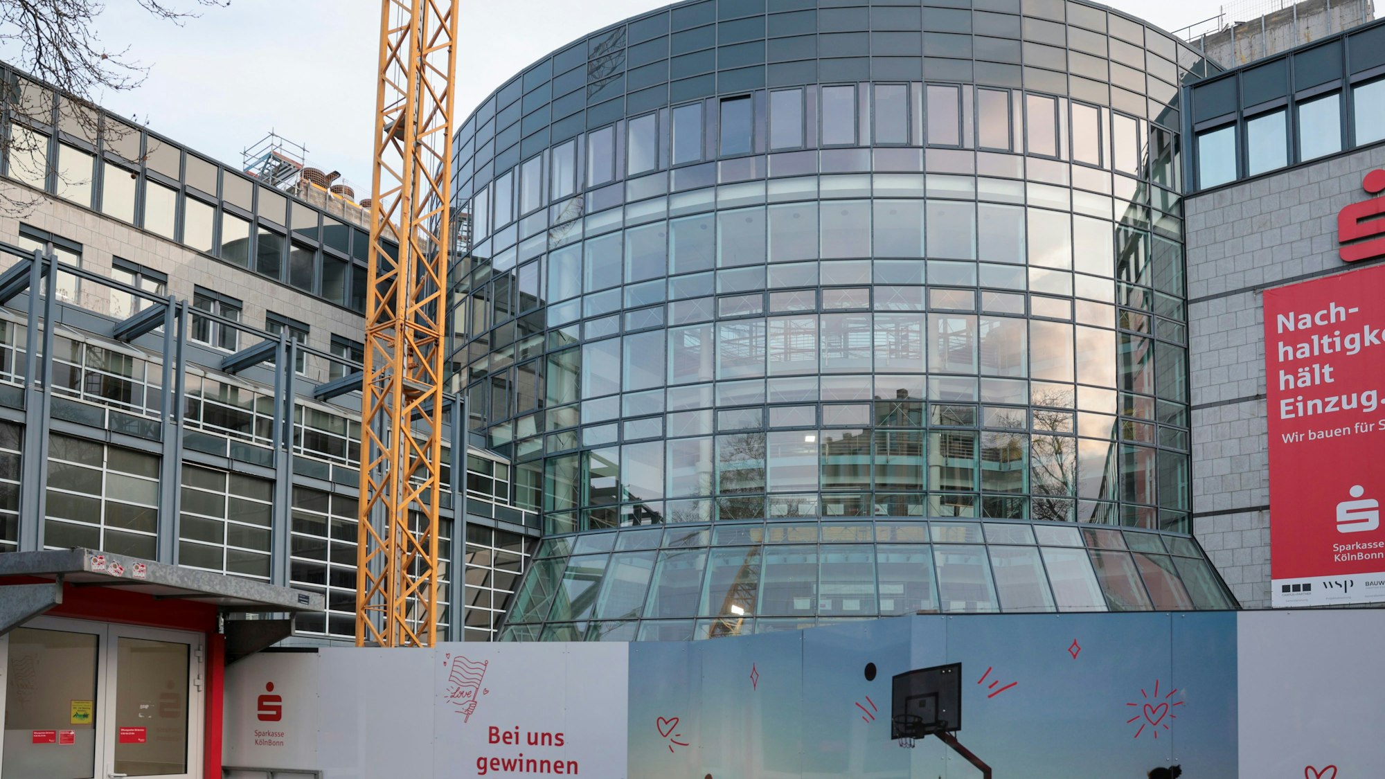 Die Arbeiten an der Filialdirektion Rudolfplatz der Sparkasse Köln Bonn laufen weitgehend nach Plan.