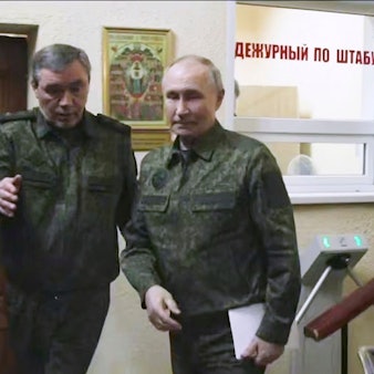 Auf mehreren vom Pressedienst des russischen Präsidenten veröffentlichten Screenshots aus einem Video. Es soll Präsident Wladimir Putin (r), hier in Begleitung des russischen Generalstabschefs Waleri Gerassimow (2.v.l), im Militähauptquartier in der Region Kursk zeigen.