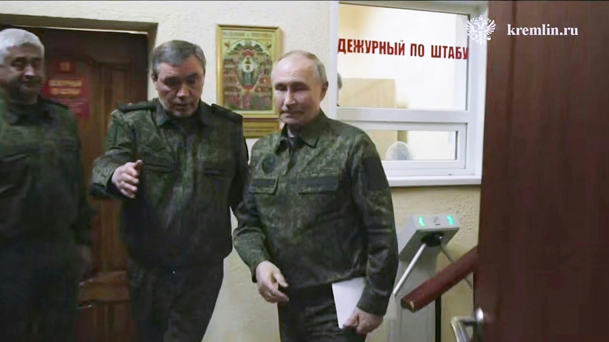 Auf mehreren vom Pressedienst des russischen Präsidenten veröffentlichten Screenshots aus einem Video. Es soll Präsident Wladimir Putin (r), hier in Begleitung des russischen Generalstabschefs Waleri Gerassimow (2.v.l), im Militähauptquartier in der Region Kursk zeigen.