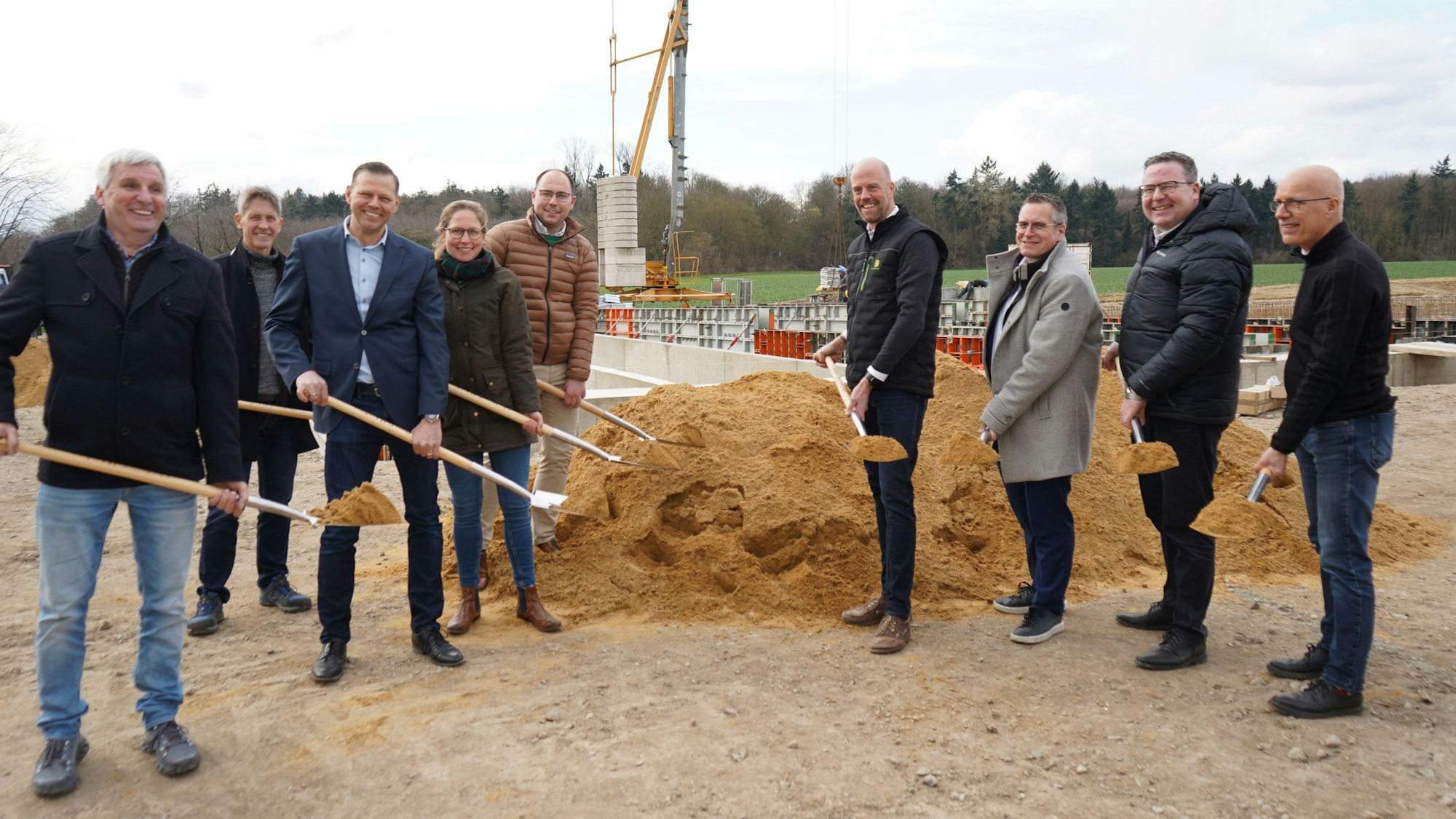 Das Foto zeigt Menschen bei einem Spatenstich.