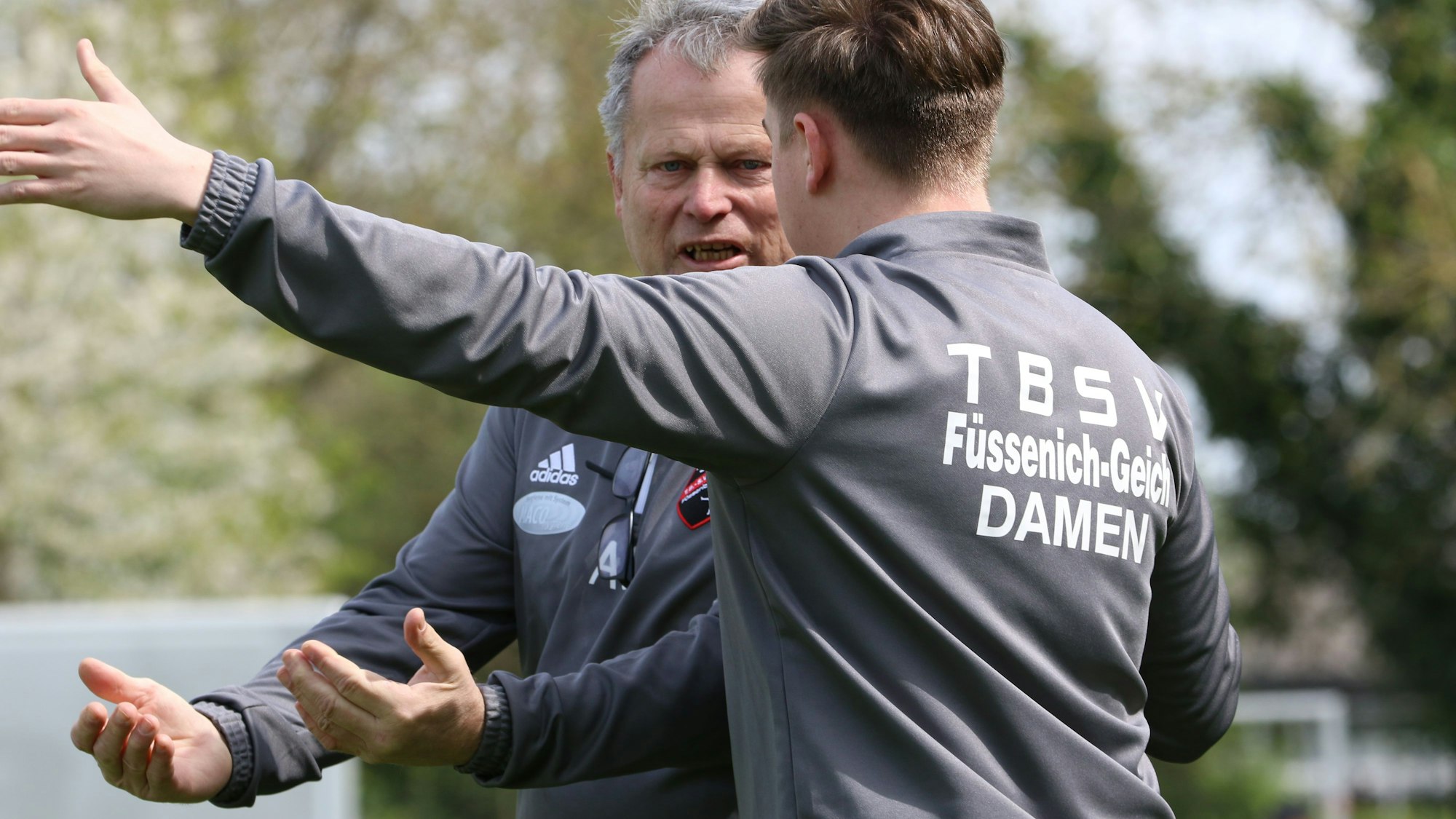 Tauschten sich gestikulierend aus: Trainer Axel Sendscheid und sein junger Co-Moritz Barber (r.)