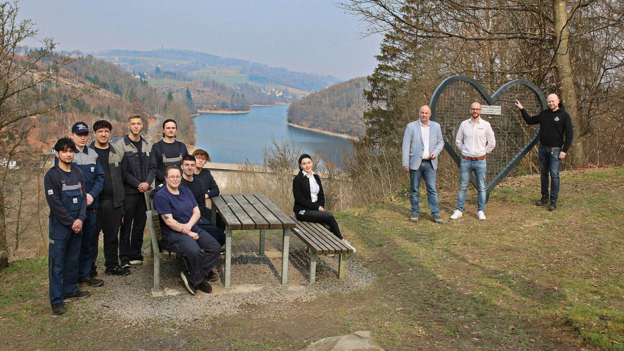 Das Metallherz ist zwei Meter breit und hoch. Auszubildende haben es im Rahmen eines Projekts erstellt.