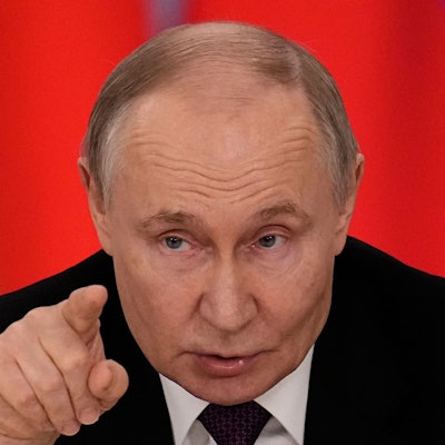 13.03.2025, Russland, Moskau: Wladimir Putin, Präsident von Russland spricht während einer gemeinsamen Pressekonferenz mit dem belarussischen Präsidenten Lukaschenko nach ihren Gesprächen im Großen Kremlpalast. Foto: Alexander Zemlianichenko/AP/dpa +++ dpa-Bildfunk +++