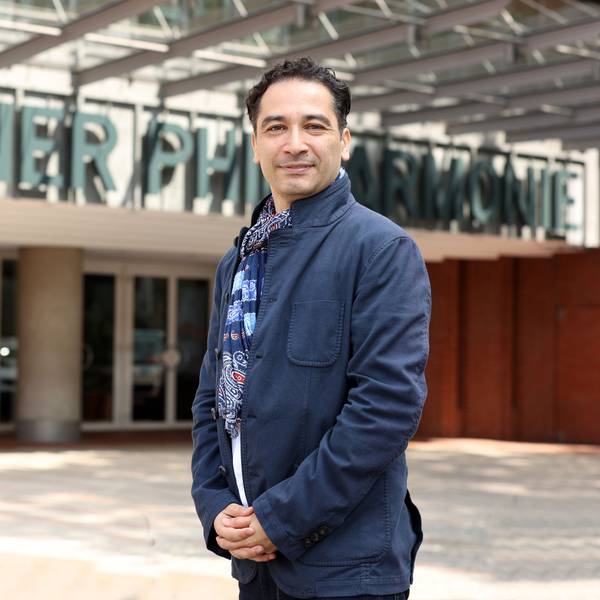Andrés Orozco-Estrada steht vor dem Eingang zur Philharmonie.