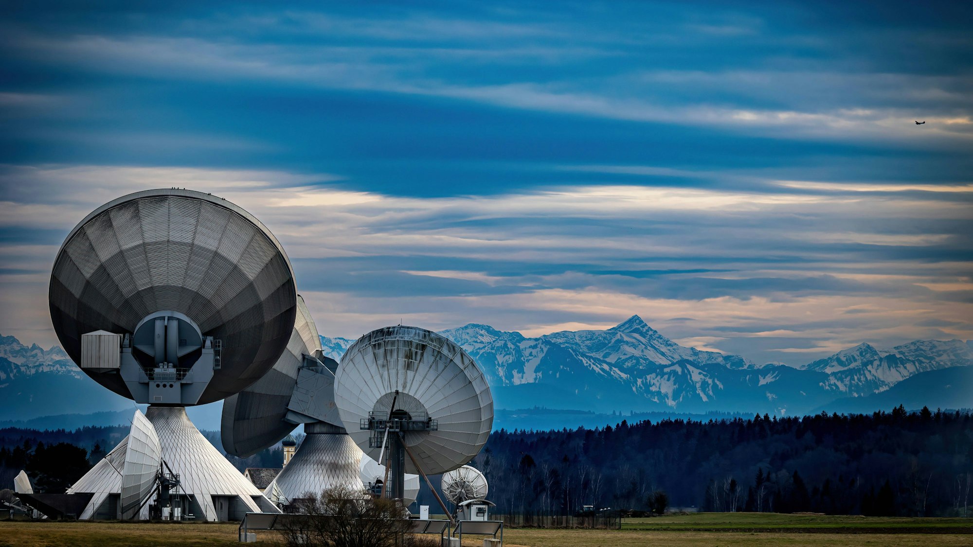 Kommunikation ins Weltall über die Erdfunkstelle in Bayern.